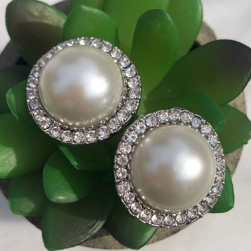 Beautiful classic faux Pearl center with a bit of sparkle ✨